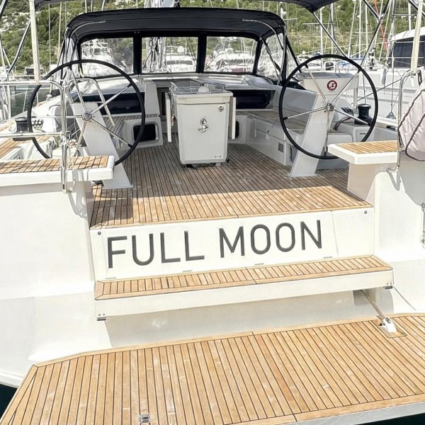 Full Moon - Q-Yacht